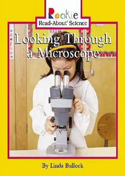 Looking Through a Microscope, Paperback/Linda Bullock