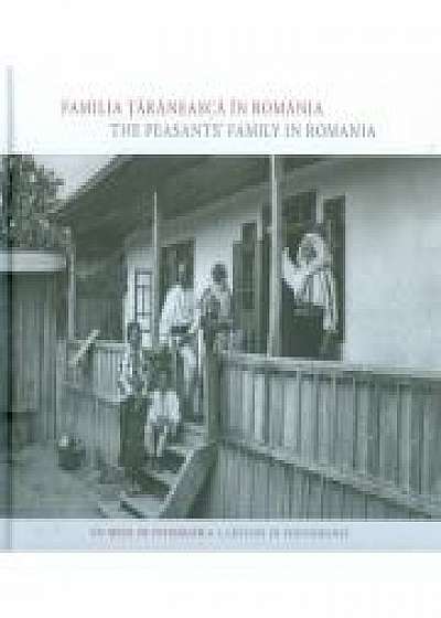 Coperta cărții Familia taraneasca in Romania. Un secol de fotografie, editie romana/engleza, Laura Toader, Catalin Alexa