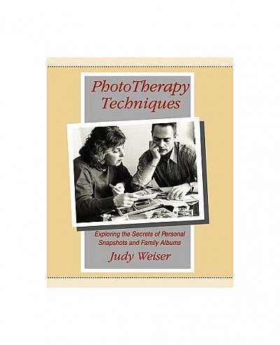 Coperta cărții Phototherapy Techniques: Exploring the Secrets of Personal Snapshots and Family Albums