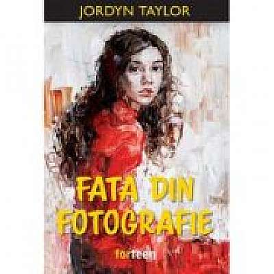 Fata din fotografie